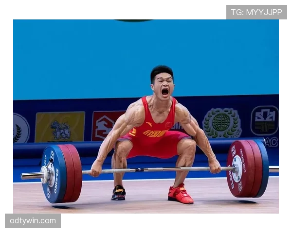 石智勇训练完直接拎两箱红牛走人，这喝法是拿金牌当糖嗑？