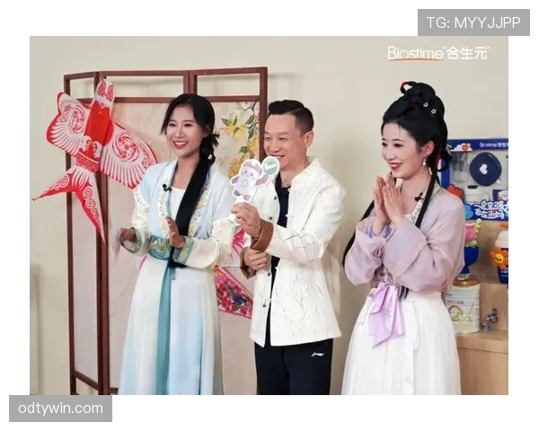 杨威拎着名牌购物袋在小区门口跟大妈唠嗑,这反差我刷三遍才消化 杨威拎着名牌购物袋在小区门口跟大妈唠嗑,这反差我刷三遍才消化